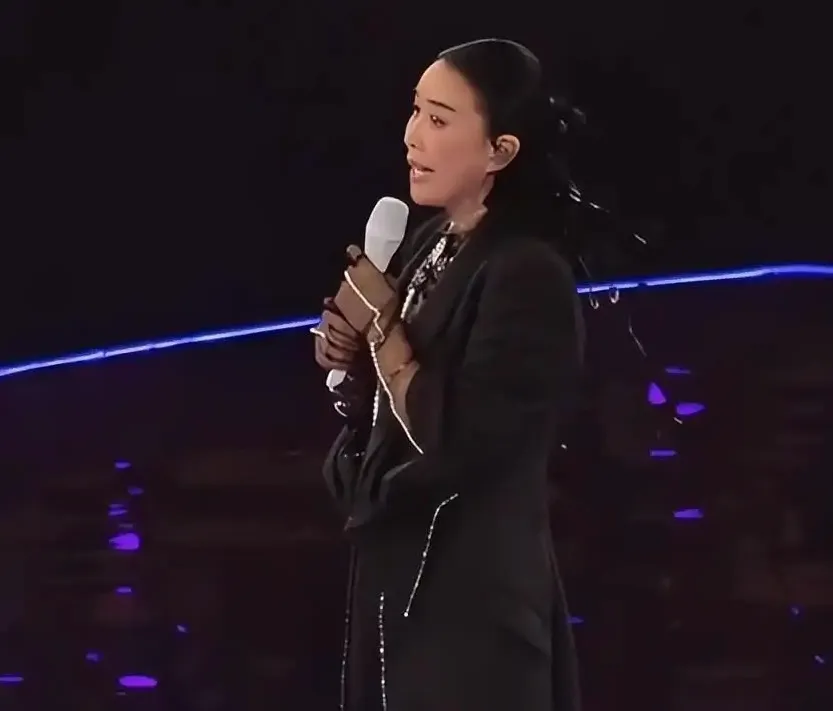 那英演唱会临时更改歌单，含泪演唱致敬老友引发众多讨论
