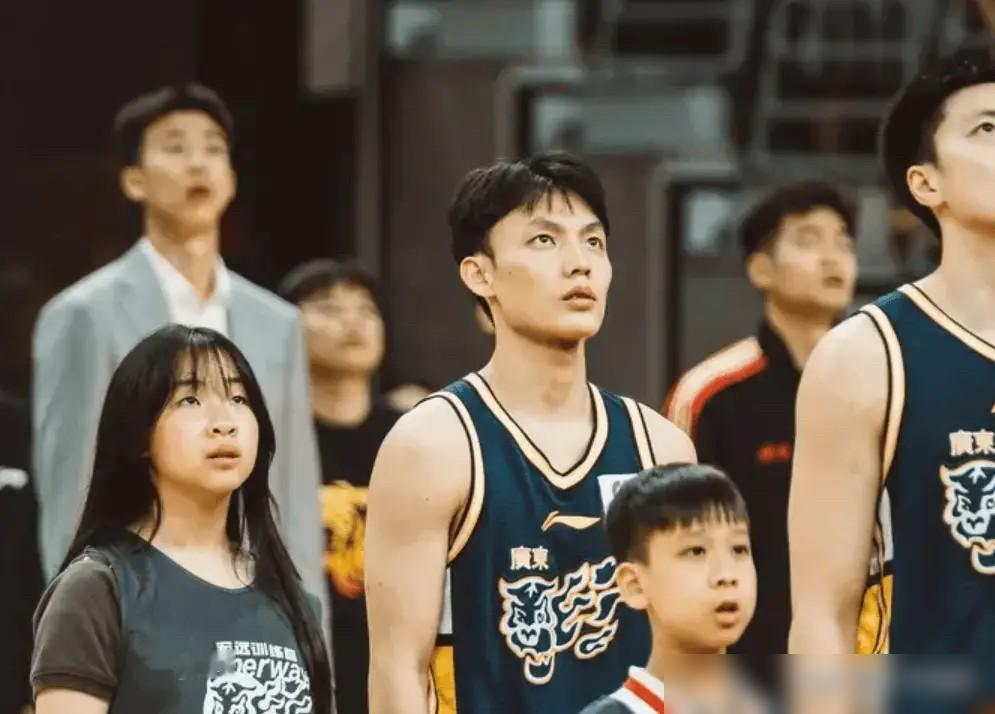 落后15分，状元0分0板，广东队差点被CBA副班长干趴下！ 前状元王...