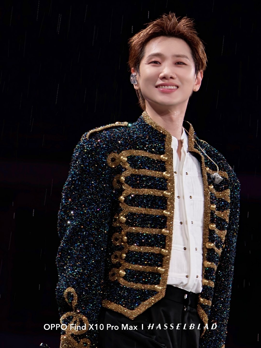 #OPPO三2亿让青春有了高清版#
演唱会大屏像一场全场共享的直播，但手机里的那一张，才是属于自己的记忆。
以前手机只能拍清大屏，现在OPPO Find X10 Pro Max加增距镜，把远处舞台也拉近了。当年耳机里的歌，终于变成眼前清楚的人。 ​