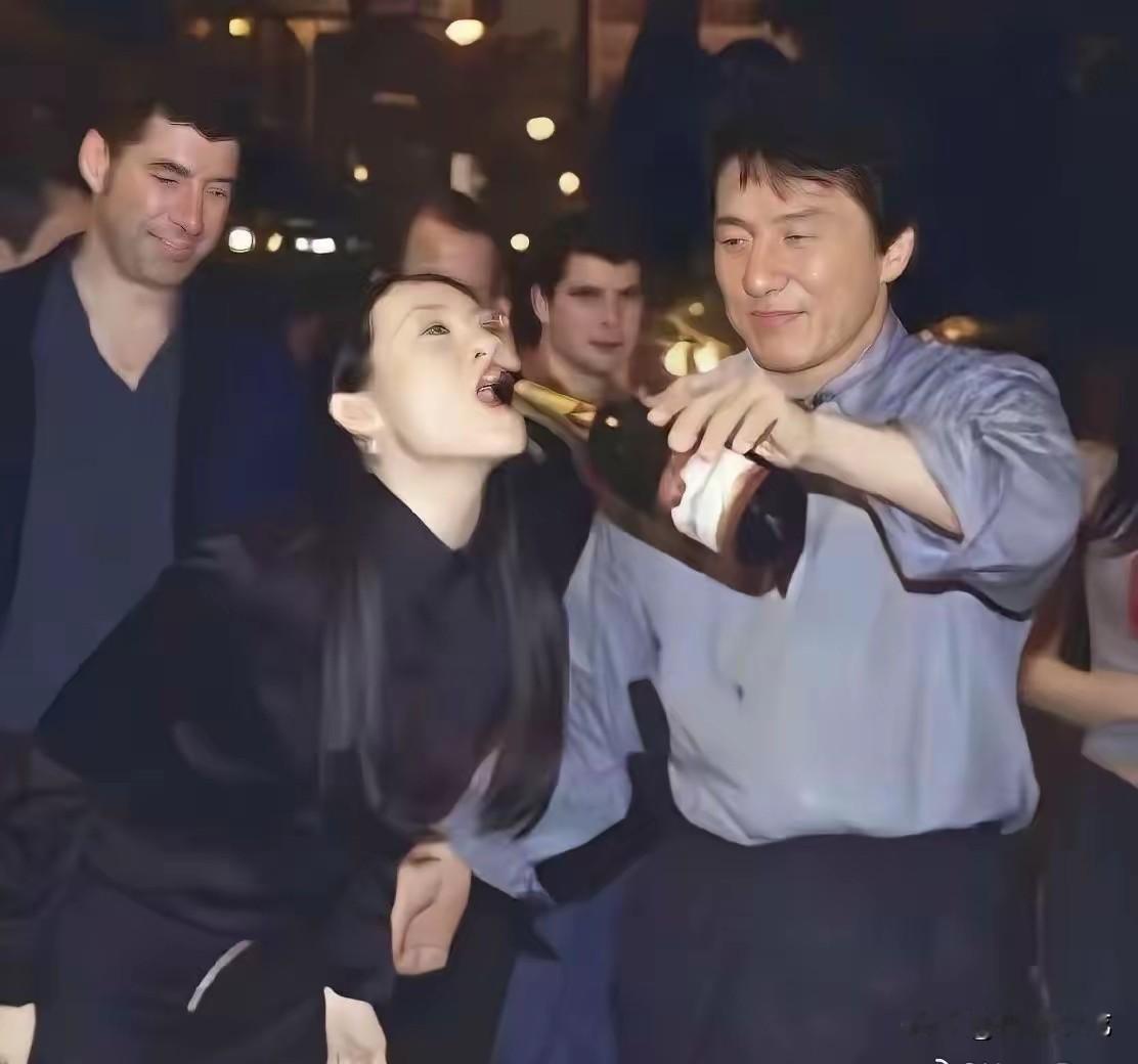 章子怡为啥给成龙庆生～～～

事件背景，2001年4月，《尖峰时刻2》剧组为47岁的成龙举办片场小型生日派对，22岁的章子怡作为本片合作演员到场庆生 。现场媒体记录：章子怡多次在成龙脸颊献上生日吻，成龙情绪高涨，有对瓶共饮香槟的互动画面，照片流出后迅速登上港媒娱乐头条，成为当年轰动娱乐圈的名场面 。