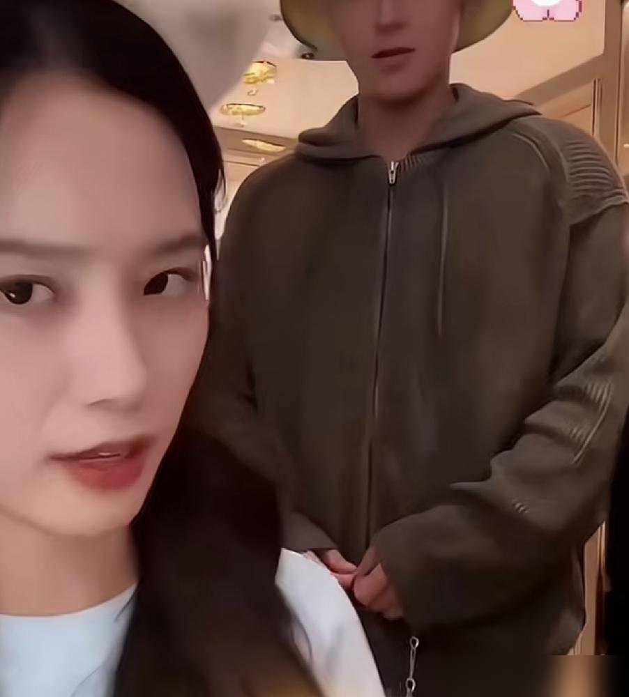 徐艺洋直播里崩了，哭着说“家丑不可外扬”。
起因是黄子韬在直播里拍她脸，综艺里又推又拽，被人剪成合集，说他脾气大、爱动手。徐志胜转头就爆料，这俩私下天天拌嘴，吵完又黏一块儿。
你看，网友拿着十几秒切片给人定罪，却不知道人家转头就和好了。一个愿打一个愿挨，外人急什么。
亲密关系里的分寸，只有当事