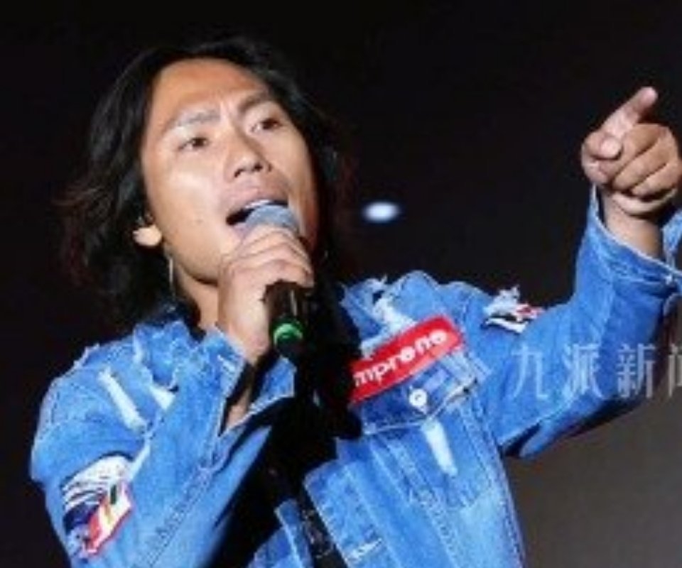 看到这条新闻，我脑子里蹦出一个词：命运的盲盒。

一个买了票的观众，因为一场冰雹，因为偶像的飞机备降太原，突然被导演拽上台，面对三万人连唱近20首。侯浪说“毫无准备，有什么唱什么”，这话听着糙，细想却特别动人——人生很多时候，不就是被推到聚光灯下，然后硬着头皮把能做