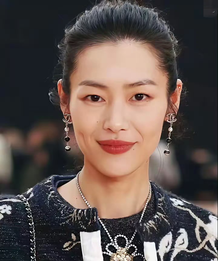 大家别再拿奚梦瑶、何穗和刘雯比了，她们早就不在一个层次了，​刘雯是全球公认的“传奇超模俱乐部”里唯一的亚裔