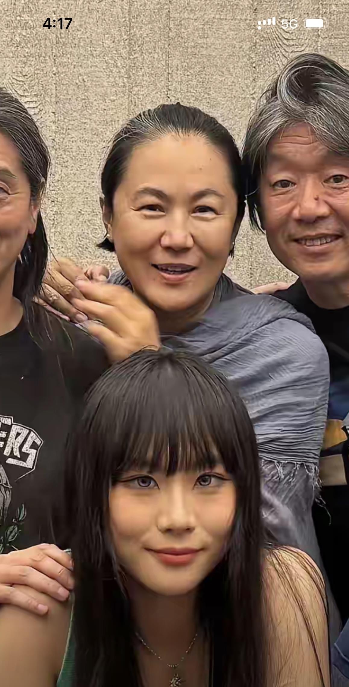 高原生日宴上，京圈老炮围坐，闪光灯晃过她不再年轻的脸。女儿窦佳嫄立在旁边，短发，黑眼圈，手指无意识捻着衣角，那股子“江湖气”其实是常年租房搬家磨出来的警惕。
另一边，窦靖童在音乐节后台弹吉他，光打在她锁骨上，松弛得像猫。没人听她抱怨过父亲。
窦佳嫄前阵子在播客里笑：“要是真有四合院，我早卖了交房租。