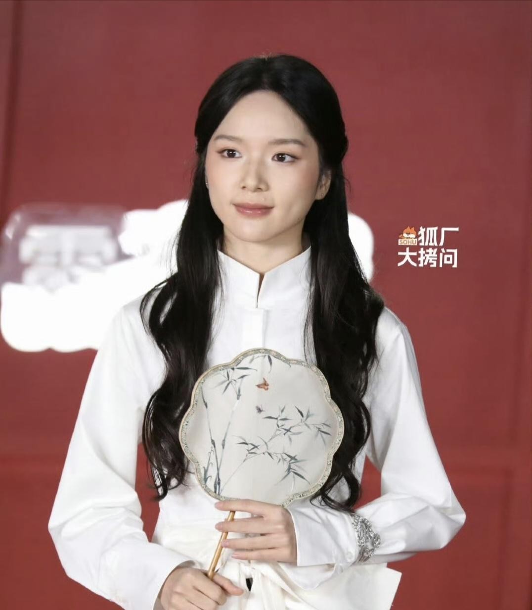 刚毕业的素人妹子李思潼，昨晚一脚踩进时尚芭莎的红毯，跟曾沛慈撞了个满怀。除了靴子颜色不同，身上那套行头简直像从同一个衣柜里掏出来的。结果呢，人家穿出的是杂志封面的味道，她没了刘海撑着，手里还捏把苏绣团扇，看着就跟走错片场似的。这事儿跟咱们有啥关系？你细品，一个刚出校门的新人，突然被扔进名利场最势利的