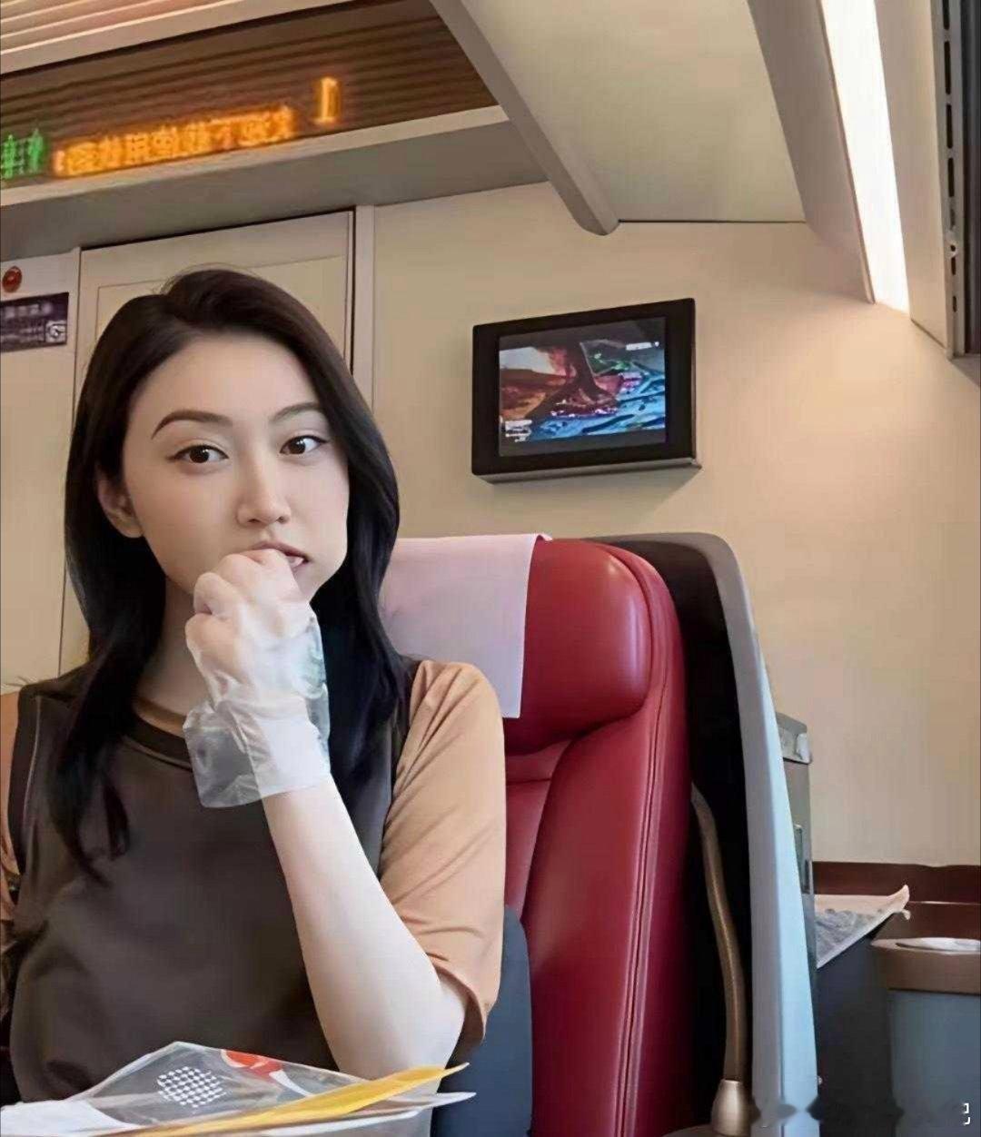 景甜在高铁上演现实版吃播！戴着手套啃鸭翅，还喝上可乐，彻底抛开明星包袱，很接地气了 ​
