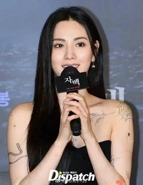 #林珍娜洗了5次纹身一次麻药都没涂过#
狠人！这是真能忍啊！
我洗个眉敷了麻药都觉得疼得要命，她洗5次纹身居然一次麻药都没涂？？？
 
光想想那个画面我头皮就发麻了。
洗纹身痛感本来就远超纹身本身，尤其胸口、肋骨、脚背这些皮薄贴骨的位置，她五次激光清洗全程不涂麻药，理由仅仅是嫌敷麻药要等三 ​