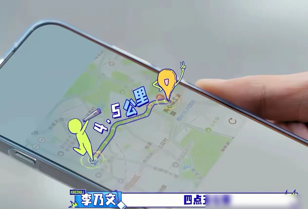 点错外卖地址，多跑4.5公里，李乃文开口说补10块，胡军当场就笑了。
10块钱，4.5公里，搁现在连瓶水都买不利索。佟丽娅没等俩人掰扯完，直接拍板：补30。
但这只是冰山一角。这档节目里，胡军和李乃文给佟丽娅当助理，把假发烫成羊毛卷，拍照能把人拍消失，开车绕路十几公里，连打车软件都不会用。换一般