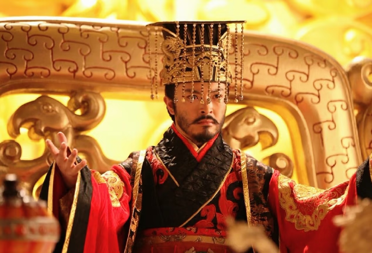 杨广怎么登上皇位的?作者加速成长计划杨广能够以次子身份夺取皇位，核心就是擅长伪装，他精准拿捏隋文帝与独孤皇后的喜好。帝后十分憎恶奢靡好色，杨广便刻意打造简朴孝子形象，家中乐器蒙尘断弦，陈设朴素，侍女也特意挑选年长朴素之人。
 
太子杨勇性情直率，宠爱姬妾，冷落正妻，惹得独孤皇后十分不满，杨广