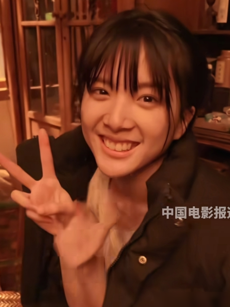 李思潼拿了影后，转头说要去上表演课。她觉得自己容易被特定的角色局限。她说塑造谢南枝成功，是因为这个角色与她本人相似，更多是本色呈现，并非刻意表演。她并非科班出身，毕业于金融工程专业，甚至曾表示毕业论文答辩比当时接到的片约更重要。传闻她最近在接触《流俗地》中的盲女银霞一角，但尚未签约。她推掉了高片酬的