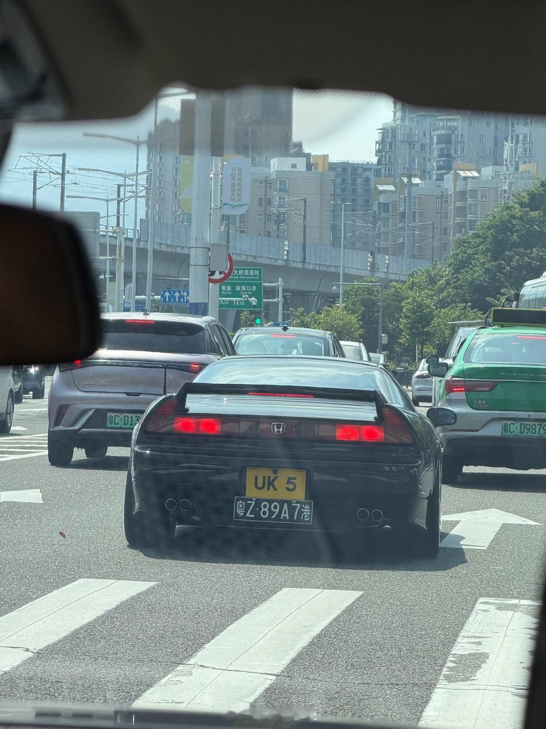 在广东总是能看到一些稀有孤傲的车，这台应该是本田NSX，1990年产的，年纪比我都大[捂嘴哭] ​
