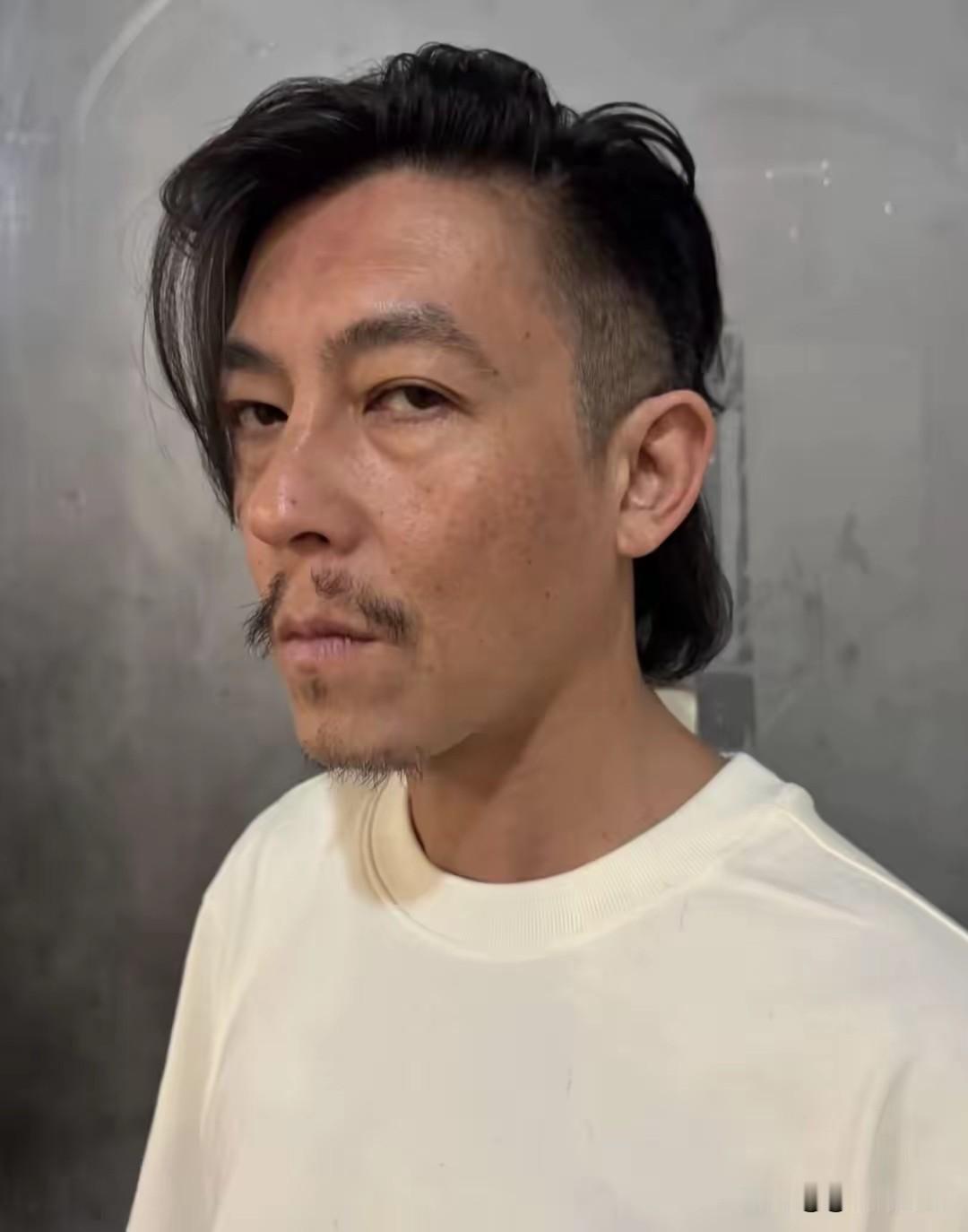 陈冠希为什么突然变这么老！
 
谁还记得当年那个横扫亚洲的痞帅天花板陈冠希？
一张无滤镜路人抓拍流出，瞬间引爆全网。很多人不敢相信，画面里头发花白、满脸皱纹、皮肤松弛的大叔，竟然是当年颜值封神的陈冠希。明明和谢霆锋是同龄人，两个人的状态，看着仿佛差了一个时代。
 
很多人疑惑，为什么他衰老得这么明显