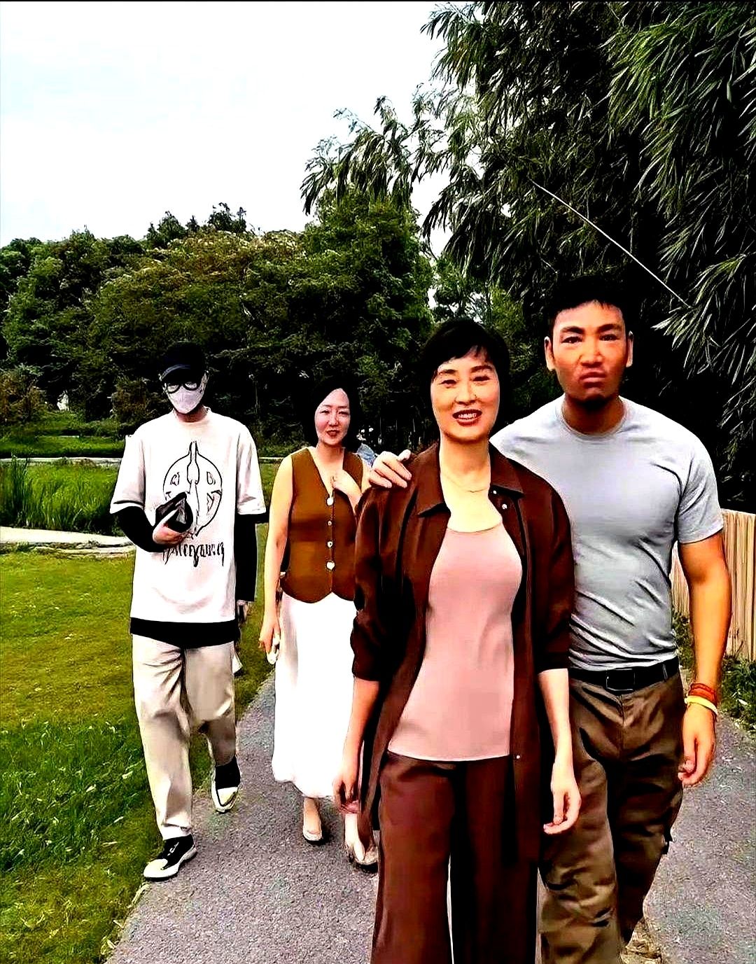 吴越在街上搭了下同行男士的肩，硬被脑补出“苦尽甘来”的大戏。

画面里明明是一群朋友结伴，只因她手臂搭在网传“做古籍修复”的男士肩上，网友立刻翻出陈建斌往事，感慨她“不该被辜负”“不能孤独终老”。

看似祝福的话术挺让人窒息。吴越压根没官宣，搭个肩就不能是走累了？大众潜意识里，中年女性没伴就是悲剧，