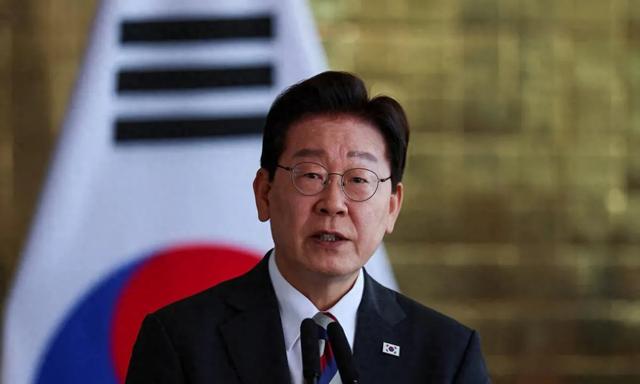 韩国迁都20年，连“算不算迁都”都没吵明白？雄安：我图纸都画完了

韩国又双叒叕要“迁都”了。行政安全部刚公布第二轮搬家方案，计划四年内把外交部、国防部这些“当家花旦”统统挪到世宗市，力争2031年基本搞定。听起来雷厉风行？别急，这场“迁都大戏”从卢武铉时代开演，演了二十多年，换了好几任导演，朝野两