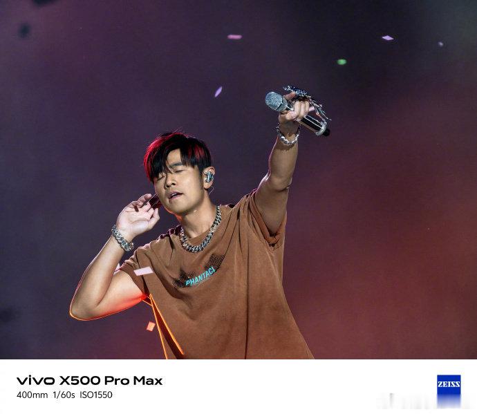#vivo X500系列# ×周杰伦演唱会官方合作演唱会神器！
两亿长焦超清晰，山顶也是VIP，搭载蔡司2亿APO 超级长焦，搭配等效 400mm 蔡司增距镜，后排也能稳稳捕捉人像细节，还原舞台丰富光影层次
#vivo官宣影像大使周杰伦##vivo x500系列##数码资讯##vivo演唱会神器# ​