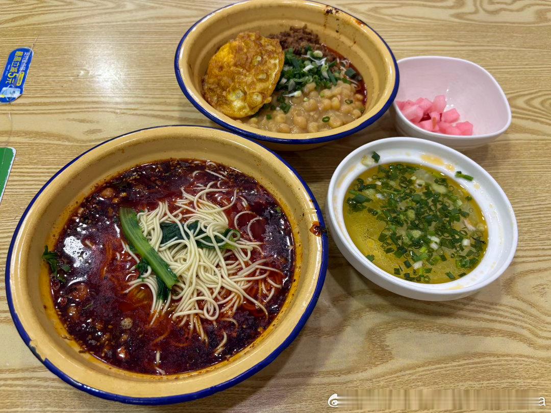重庆day4，早餐吃了抄手，在重庆的每一天都去国金中心阿嬷手作报道，今天还是龙眼冰，中午吃了归井火锅，临走打包了一份凉糕上高铁。 ​