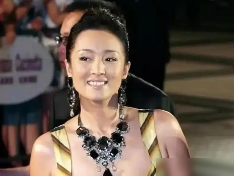 陈凯歌当年死活不用巩俐，竟是因为张艺谋？这面子也太不值钱了！
最近有圈内旧人爆料，当年拍《霸王别姬》，陈凯歌对巩俐那是一百个看不上，嘴上说着江湖规矩，其实就是拉不下脸，觉得巩俐是老对手张艺谋的女人。编剧芦苇急得跳脚，最后干脆私下求到张艺谋头上借人。
这事说来也真是好笑，张艺谋倒是大方，一句为了戏