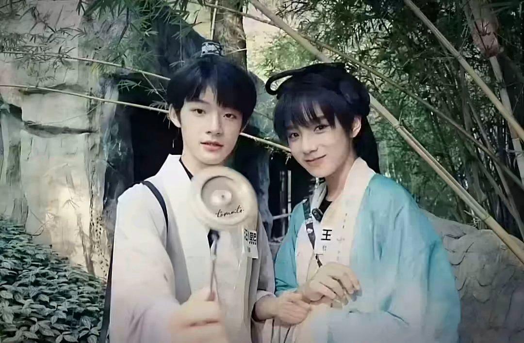 #橹熙[超话]# “活在过去有错吗”​