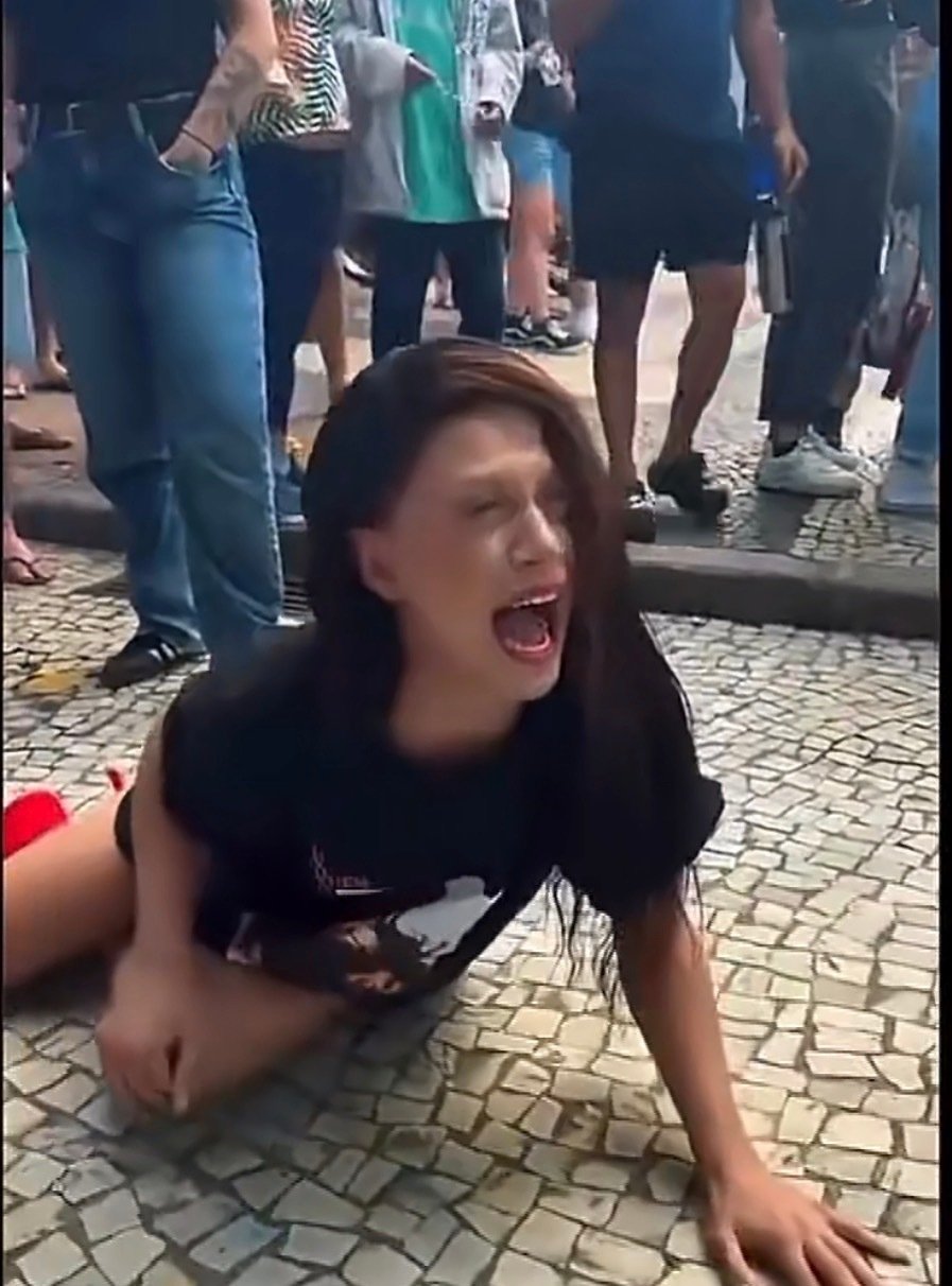 #国外网友批ladygaga代孕#嘎嘎你怎么会做出这样的事 你看你外网的粉丝现在跪在地上崩溃大哭[苦涩][捂嘴哭] ​