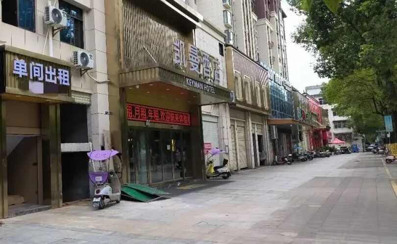 【铜鼓一酒店“住改商”被判违法后变日租房 县自然资源局回应】宜春铜鼓县锦绣文苑小区内一起“住改商”事件引发了长达近两年的邻里纠纷，历经两轮诉讼，维权业主最终胜诉。法院依法判令涉事房屋停止经营行为，并恢复住宅用途。然而，就在法院下发“执行完毕”的结案通知书后，业主们发现涉事场所换上 ​