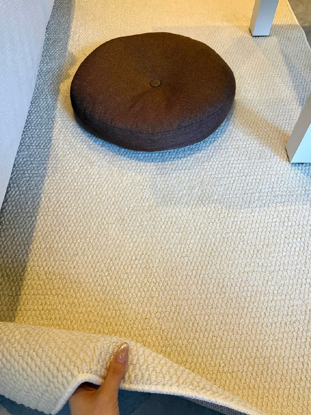 工作之后一个人住，不知道有没有人跟我一样。白天在公司连轴转，开会、回消息、赶进度，脑子一刻都没法放空。等下班掏钥匙打开门，屋子安安静静的，东西都在该放的位置，可总觉得这里只是个休息的地方，少了点属于我的气息。#购物车里提升幸福感的小东西# #为自己的心动买单#
 
最近我在购物车里慢慢加了几样小东西，一块软乎乎的小地毯、一盏可以调亮度的小夜灯，还有一个手感沉甸甸的粗陶马克杯。
这些都不是必须要买的，也没有去凑满减，就是心里隐隐想着，下班后能有几样东西可以稍微治愈我一整天的疲惫。
 
等到晚上洗完澡，光脚踩在地毯上，倒一杯热水放进那个粗陶杯子里，拧开柔和的小夜灯，就窝在原地发会儿呆、追会剧。不用回消息，不用考虑接下来要完成什么任务。
 
独居久了的朋友们相信会理解，我买下它们，只是不想自己的生活被压缩成上班和睡觉两件事。心甘情愿为这份松弛买单，平凡的每一天，才慢慢有了落脚的温度。