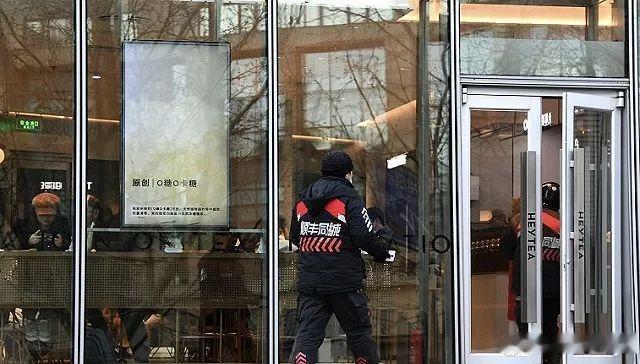 #快递员弄丢400多克黄金4天后发现#吉林长春一名快递员在派件时不慎遗落了一个装有400多克的黄金饰品包裹，价值65万元，整整4天后才因收件人催单而发觉，所幸警方在接警后不到1小时便从墙缝中寻回了全部黄金。 ​