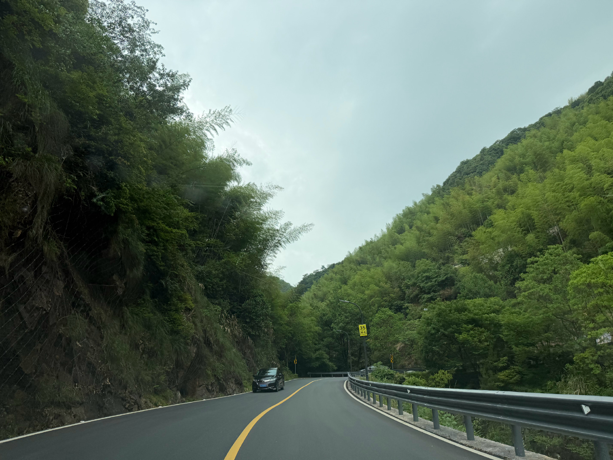 属东天目余脉，山中古道连通天目，故此得名。四周青山环伺，山顶径山寺...
