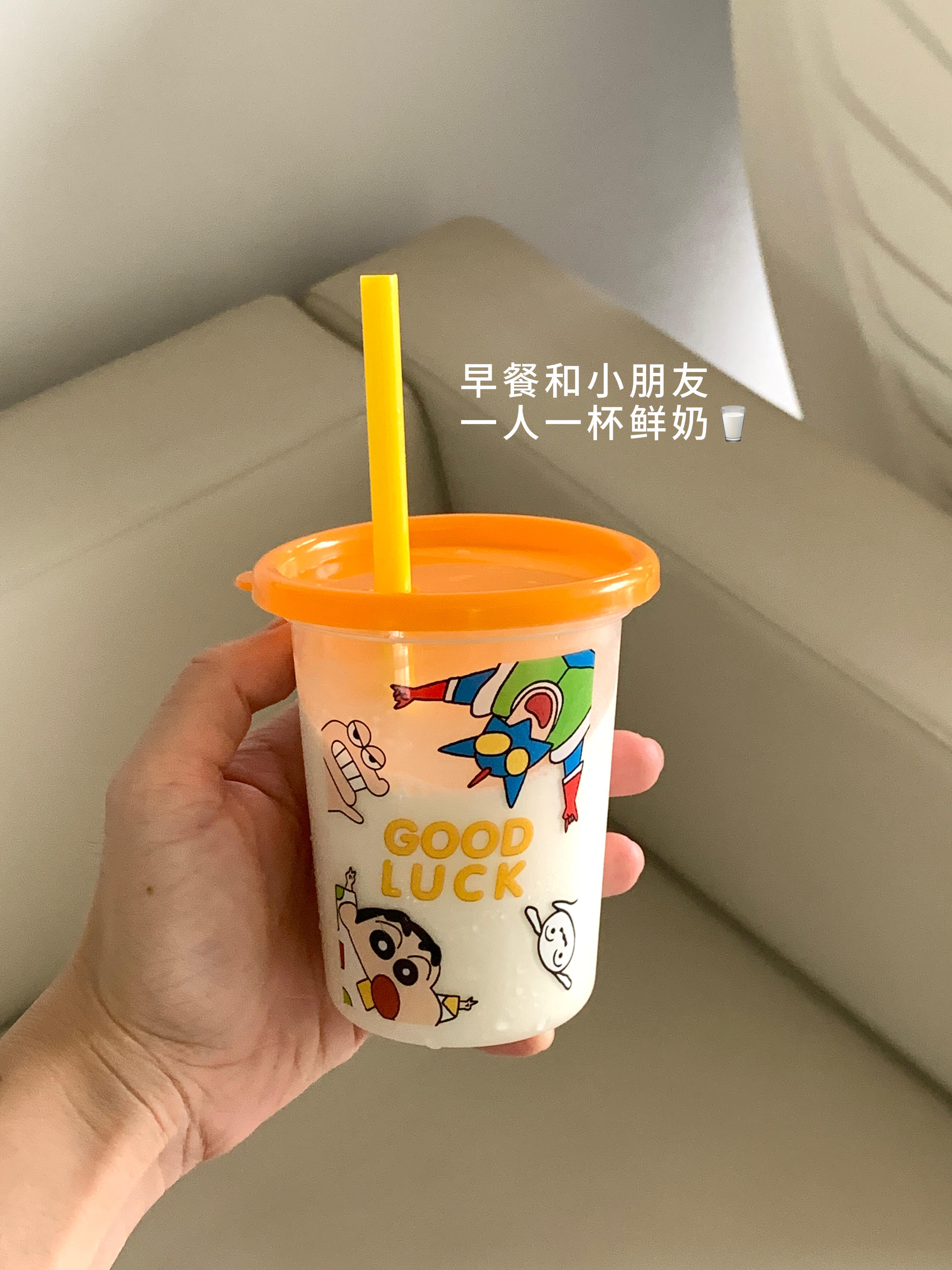 宝贝成长守护计划夏日居家氛围感 原来小朋友是这样学会分享的啊‼️我最近发现我家弟弟每次出去玩都很乐意跟，其他小朋友分享他的玩具，但是带出去的零食从不和别人分享。后来我才知道，是因为我很少让他吃零食，我担心吃零食影响正餐，所以零食对他来说是“稀缺品” “我自己都很少吃到，怎么可以给别人呢”我们大人习惯从自己角度出发看待问题，但其实我们应该把权利还给孩子，“我的物品，我来决定要不要分享”，我们能做的就是，守护好孩子的物品所有权，做一个好的榜样和示范，孩子会在他真正准备好的时候，学会分享。