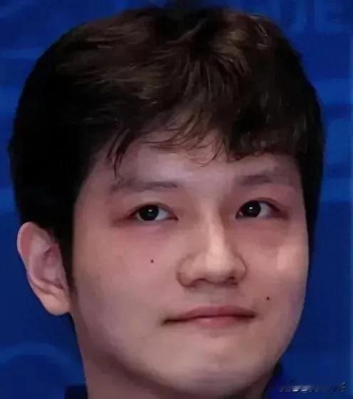 国际乒联主席松口樊振东可回！可王皓打听他得找邱党，太唏嘘

先看最新出炉的硬数据，8月24日国际乒联2026年第35周男单世界排名正式更新。

除了王楚钦以8857分累计100周守住了世界第一的位置，但是榜单中后段的变动却比榜首更值得人们琢磨。

这次排名更新的直接诱因，是WTT欧洲大满贯瑞典站的积