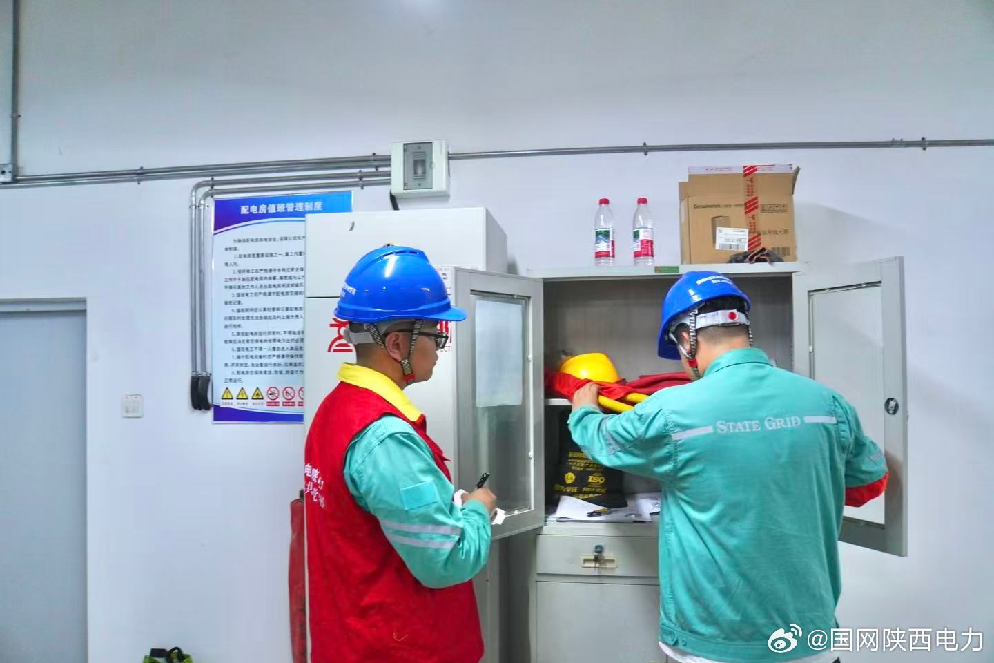 #双满意在行动##做好人民电小二#【高陵公司：金秋校园书声起 供电护航“底气”足】金秋开学季，辖区高校陆续迎来师生返校高峰，校园内用电设备集中启用，供电负荷呈现阶梯式攀升。为切实做好开学季校园安全用电保障工作，8月27日，组织工作人员先后走进西安工商学院、陕西交 ​