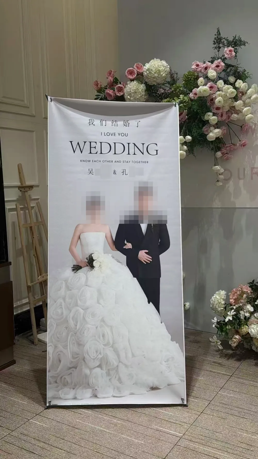 男子楼上百日宴楼下婚宴，钻法律空子的荒唐操作够离谱

这事放出来全网看了都摇头，明面上没碰重婚罪红线，行为浑身上下透着荒诞：
第一，别拿合法当遮羞布，两场酒席摆同个酒楼，完全没顾及现任妻子和前女友的感受，连到场宾客都嫌尴尬，半点公德心都没有。
第二，法律没认定犯罪不代表没责，重婚罪的认定卡的是两次登