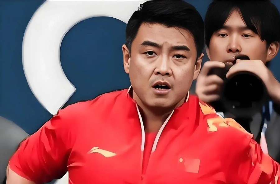 王皓把林诗栋放三单，国乒八连冠在日本队手里没了。十一天后他在首钢园被一群人堵着骂，掏出手机报了警。
9月24日，名古屋亚运会乒乓球男团决赛。王皓排出的阵是：王楚钦一单，19岁的温瑞博二单，世界排名第8的林诗栋三单。国乒2比3输给日本队，亚运男团八连冠终结。这场球打完，网上炸了。
四天后的9月28日，