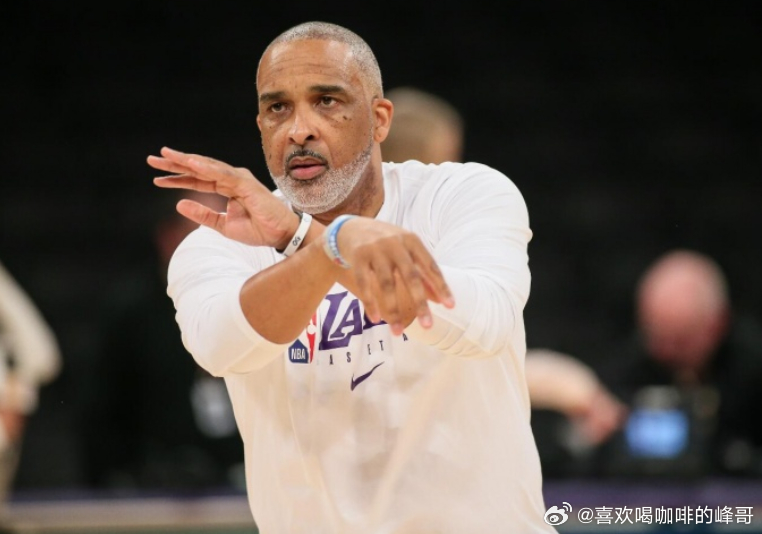 据名记Marc J. Spears报道，独行侠知名助教菲尔·汉迪将加盟76人。

汉迪从2011年开始在NBA担任助教，先后效力于湖人、骑士、猛龙和独行侠。汉迪曾在猛龙与76人主帅纳斯合作过，也曾在骑士和湖人与詹姆斯共事过。汉迪在2015-2020年，连续6个赛季助队打进季后赛，分别在2016年、2019年和2020年助队获得总 ​