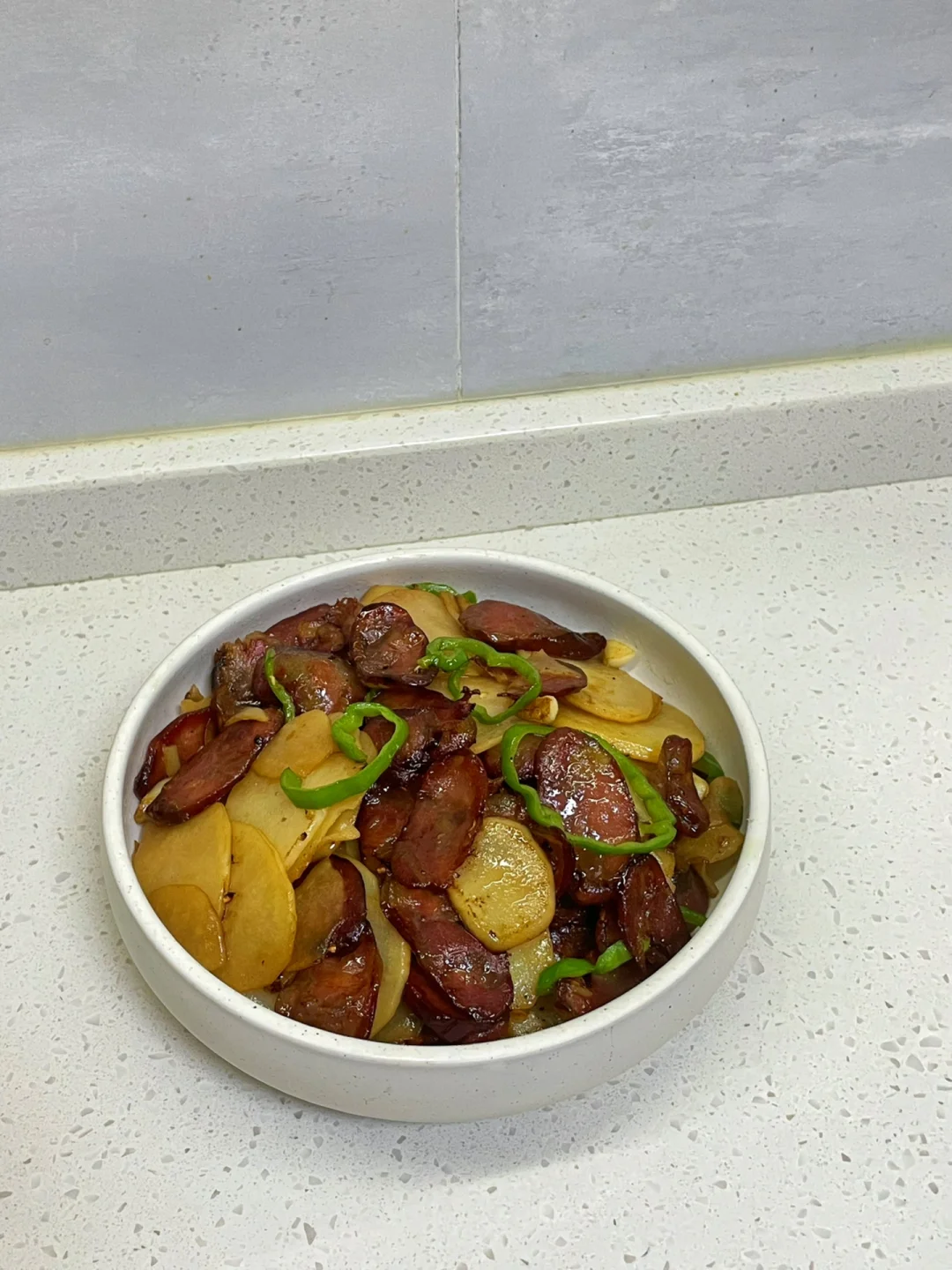 香滋滋的腊肠炒土豆片，妥妥的下饭神器🤤