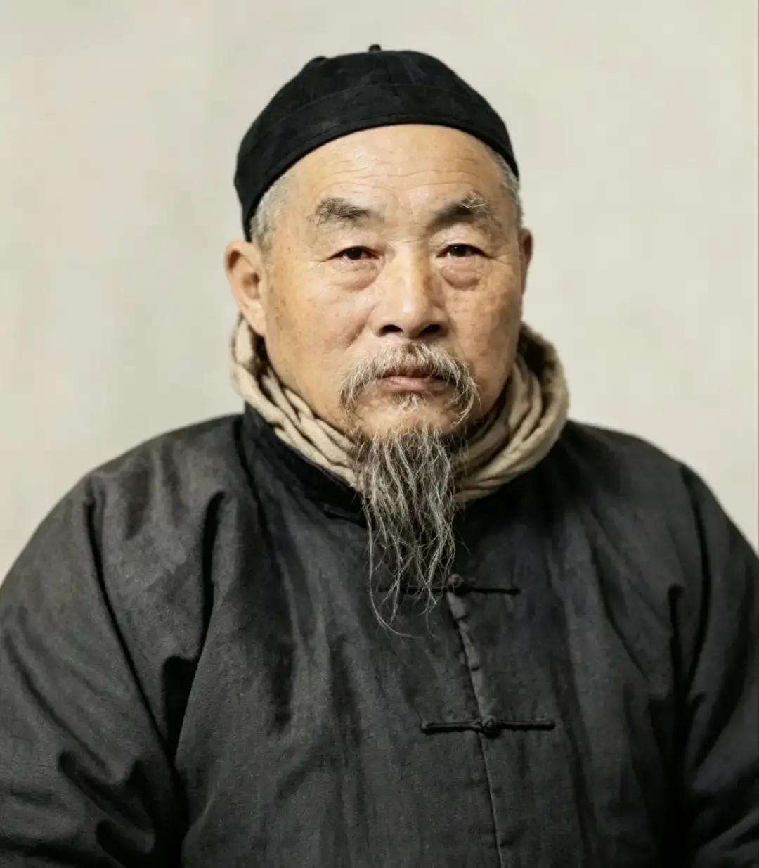 提起张謇，谁都知道。状元实业家，救国先驱。
 
可他身后还站着一个人。知道的人不多。
 
那人是他三哥。
 
张謇说过一句话：退庵无弟则创之势薄，啬庵无兄则助之力单。
 
退庵是张詧，啬庵是张謇。他说他俩像蛩和蟨，古书上说那是两种兽，必须在一起，分开就活不好。
 
1927年，北伐军进了南通。有人递