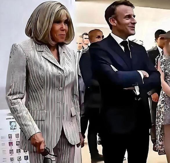 马克龙为何不选年轻貌美的伴侣，反倒和72岁的布丽吉特相守。高层择偶不会只看皮囊。布丽吉特学识出众，社交能力过人，更是马克龙事业上的核心帮手，帮他打磨演讲、梳理思路。优质的伴侣，从来都是强强并肩，而非单纯花瓶。现实里，你觉得精神契合和外表哪个更重要？