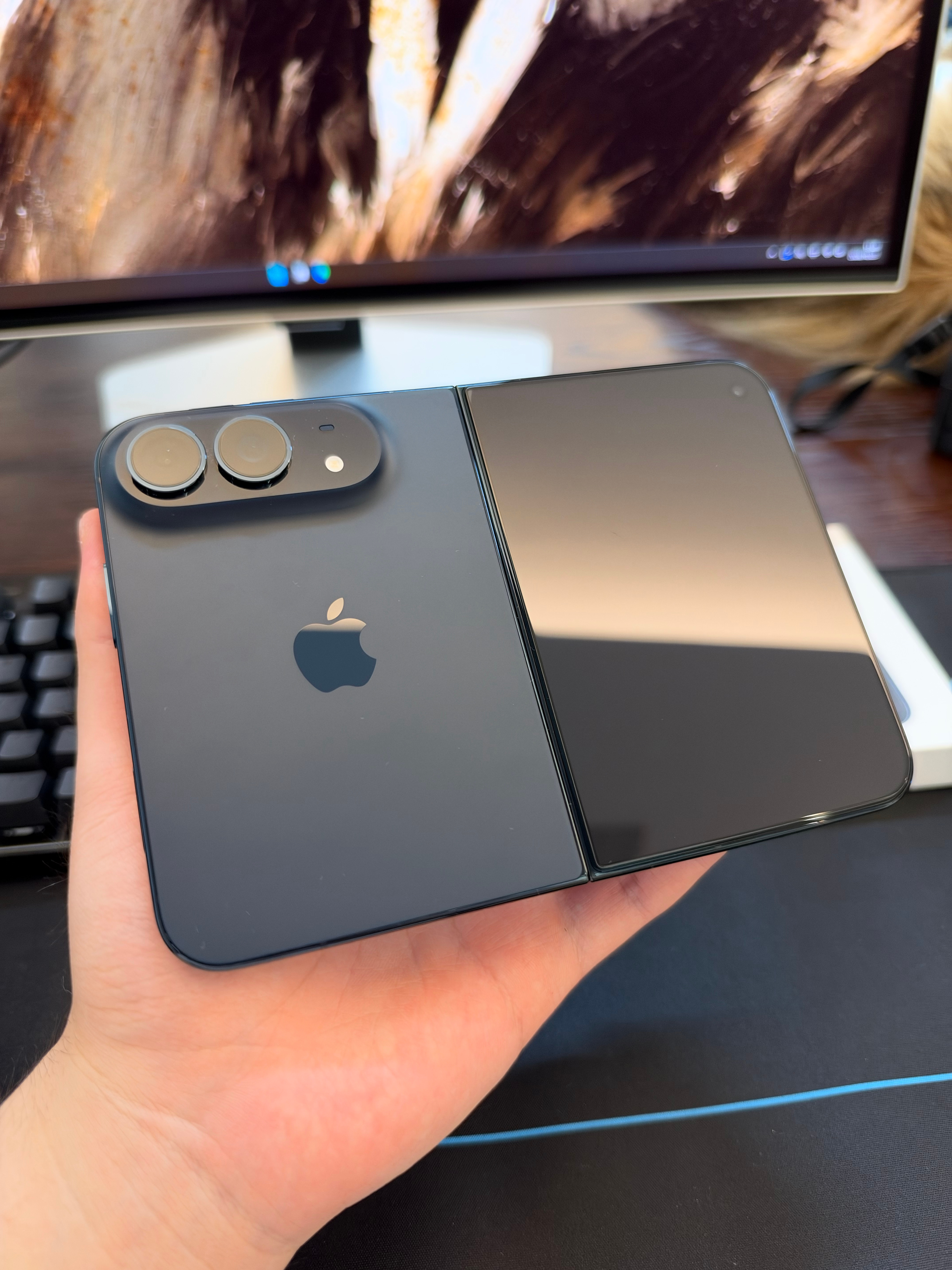 早上拿到iPhone Duo简单体验了一会，明显感受是玩一会儿机身就容易发烫，手机手感还不错，有兴趣的小伙伴可以线下上手试一下。

目前很多主流社交App还没适配，微信打开右侧有大黑边，而且抖音还没有适配，如果经常看抖音那就难受了。微博、B站、小红书这类主流社交软件已经完成适配，不过个人觉得微博 ​
