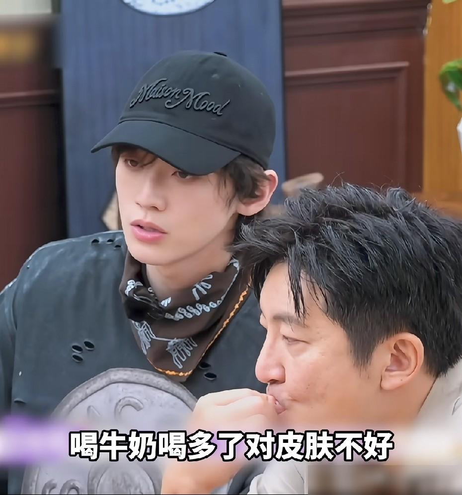脸过敏最怕什么，牛奶。赖伟明在花絮里直接拦下唐艺昕，就一句，那是发物，别碰。她真就放下没喝。
这细节比什么护肤科普都狠。唐艺昕产后那场皮肤病，反复掉皮屑，化妆都盖不住，人直接消失四年。能重新站上《乘风2026》的舞台，靠的是张若昀陪着一点点重建信心。可身体的事，枕边人再疼你，也替不了你忌口。
管