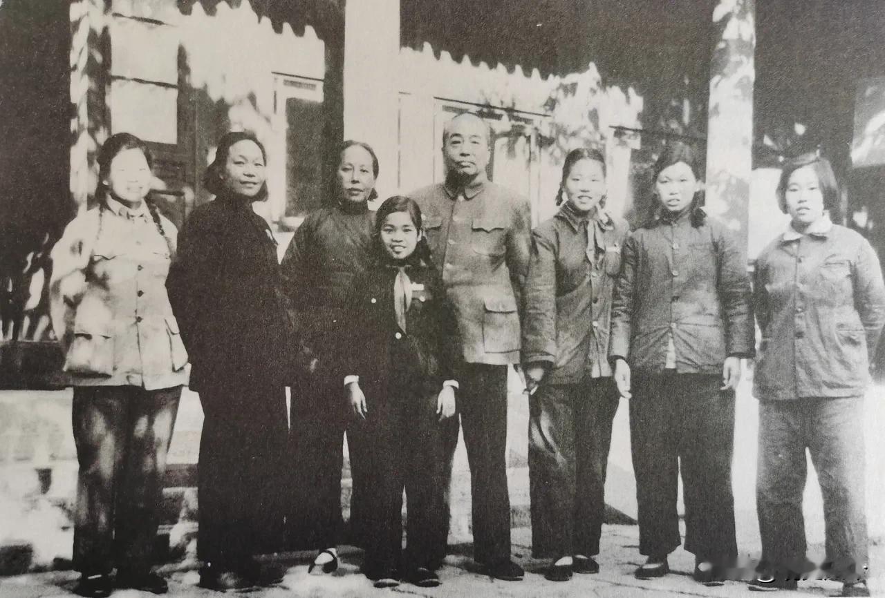 1958年12月，彭德怀回到湖南湘潭老家，和亲属们合影。彭德怀兄弟三人，两个弟弟都惨遭国民党反动派杀害，留下孤儿寡母。右一是彭德怀的侄女彭梅魁，对晚年的彭德怀非常照顾。右三也是彭德怀的侄女彭钢，曾任军委纪委副书记，少将军衔。
 
这张留存至今的珍贵老照片，定格了1958年彭德怀返乡探亲的温情瞬间，也