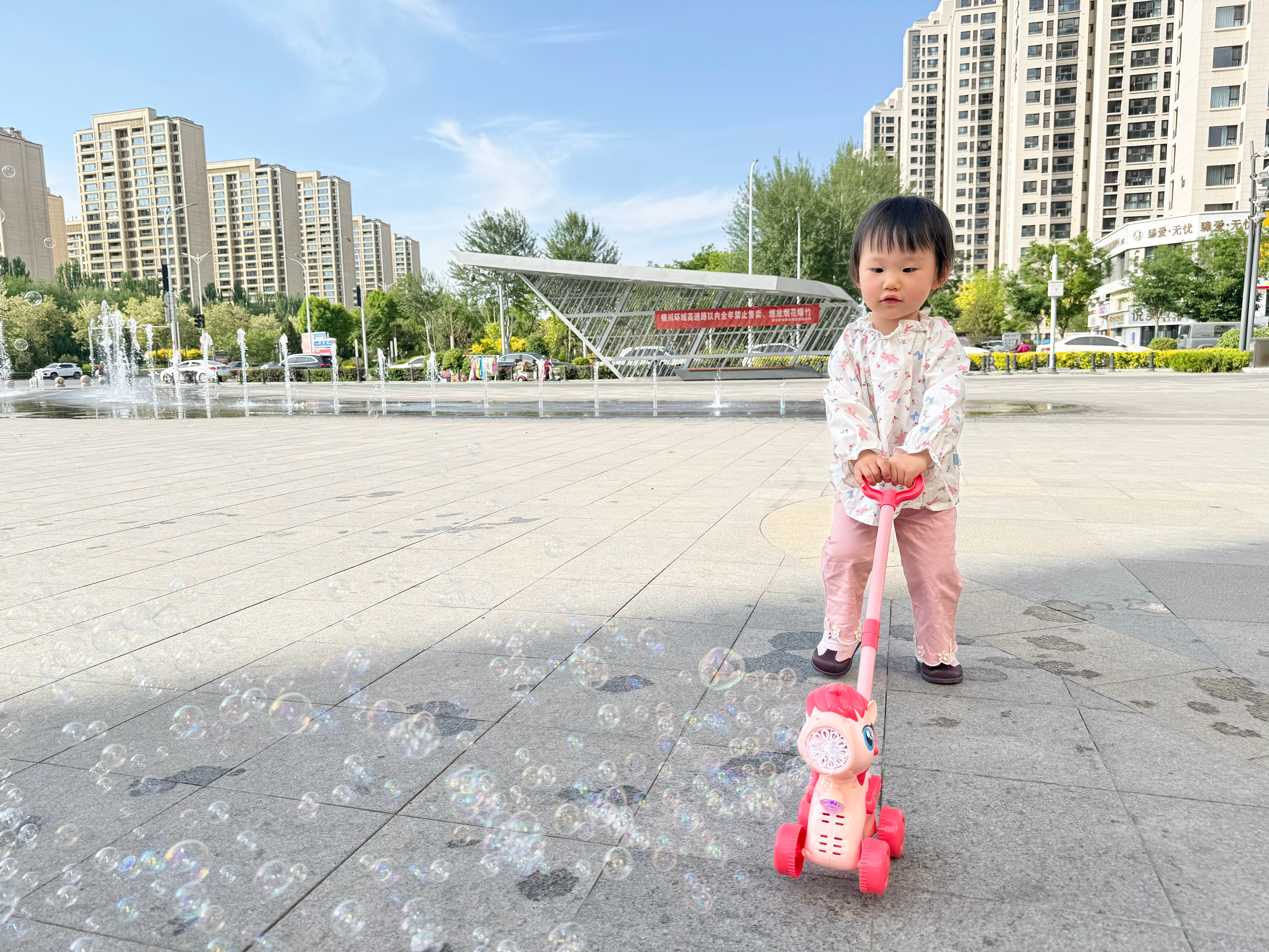 团子最近最愁人的莫过于晚上哄睡，要绞尽脑汁先把她哄上床，然后又费尽口舌...