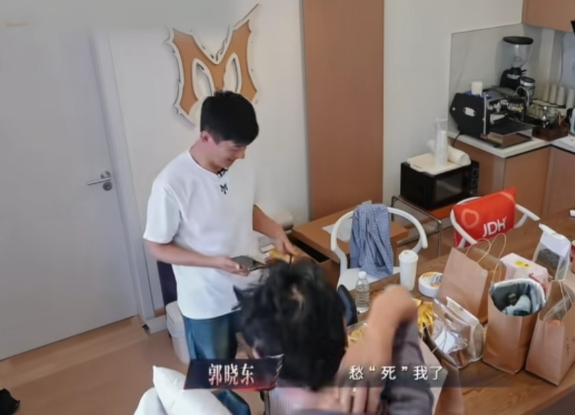 郭晓东在客厅排练的发愁，孙楠下一秒发型的出现让人狂笑不止，孙楠：“在你的片里边，很难过，破坏了你的画面。”郭晓东：“在我的片里？”孙楠：“他们节目组太坏了，他说对面的人为什么不笑。”
孙楠这头发造型是来搞笑的吧，看到的时候，真的是一秒都绷不住，笑出了声，郭晓东居然还能不笑。
郭晓东还在对面很认真的跟