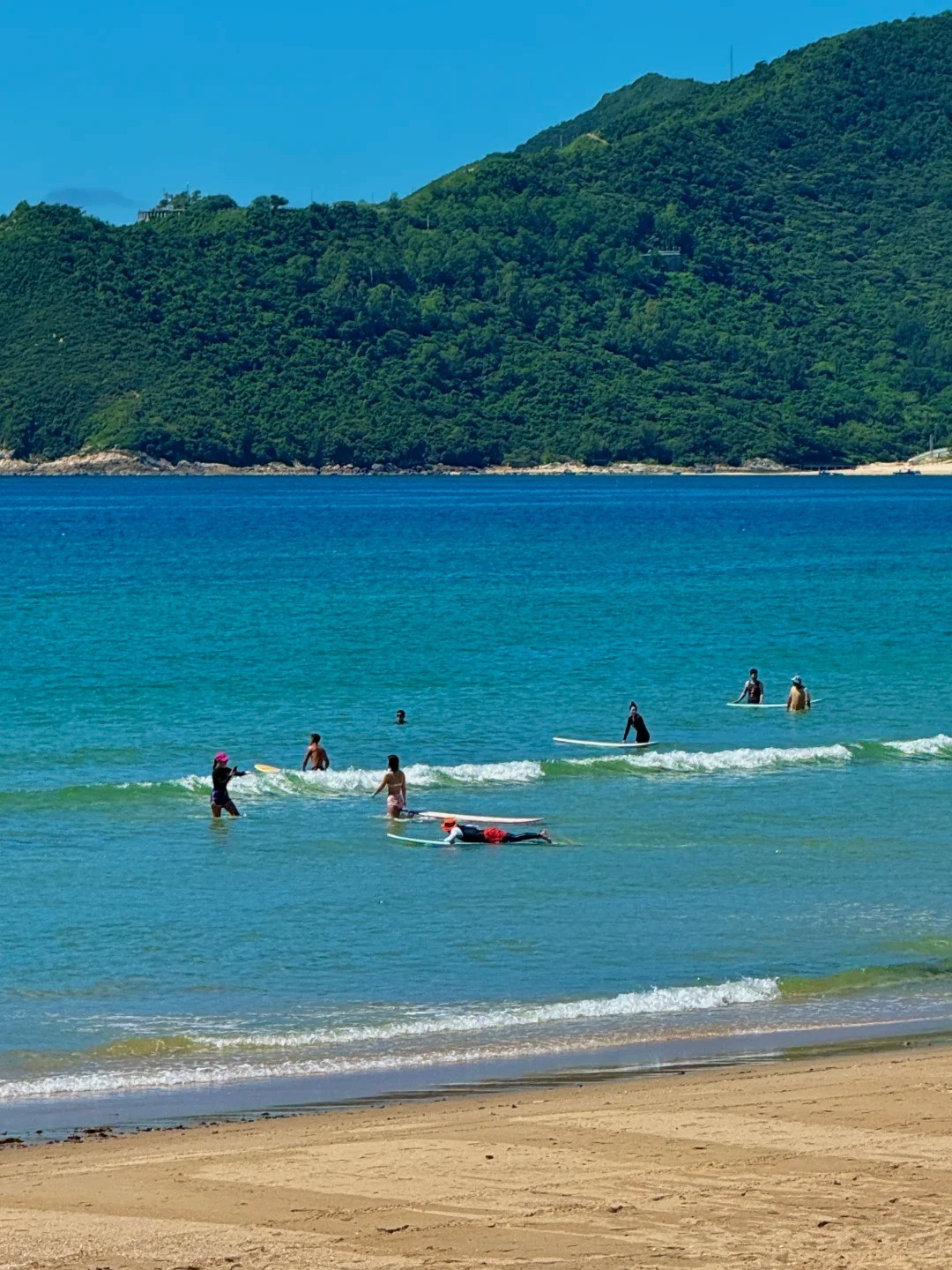 #发现湾区#早晨[太阳][太阳]【#深圳·鹅公湾[地点]# 】大公文汇今日带你来到深圳大鹏鹅公湾，一睹这座曾被「深圳微博发布厅」评荐为「深圳较美海岸」的小众秘境！

鹅公湾位于大鹏半岛西海岸，背靠海拔428米的抛狗岭，海湾宽度约600米，西望塔门岛与赤洲。这里景色自然天成，正是卸下平日沉重盔甲、远离 ​
