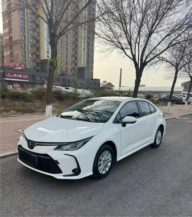 六万二手丰田卡罗拉，我的态度是“无聊但真香”
六万块买二手代步，二手卡罗拉是我会闭眼推荐的那类车。有人说它无聊，加速肉、内饰素、开着想睡觉。我的真实观点是：对普通人来说，无聊就是最大的省心。六万大概能买到 2017-2018 款的 1.2T 或者 1.6L 版本，这车你基本不用操心，加油、换机油、换