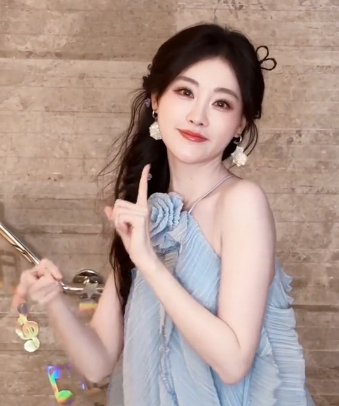 祝绪丹好可爱了，好萌好美的宝贝，怎么会有如此好看的女人，这颜值太美了。娱乐