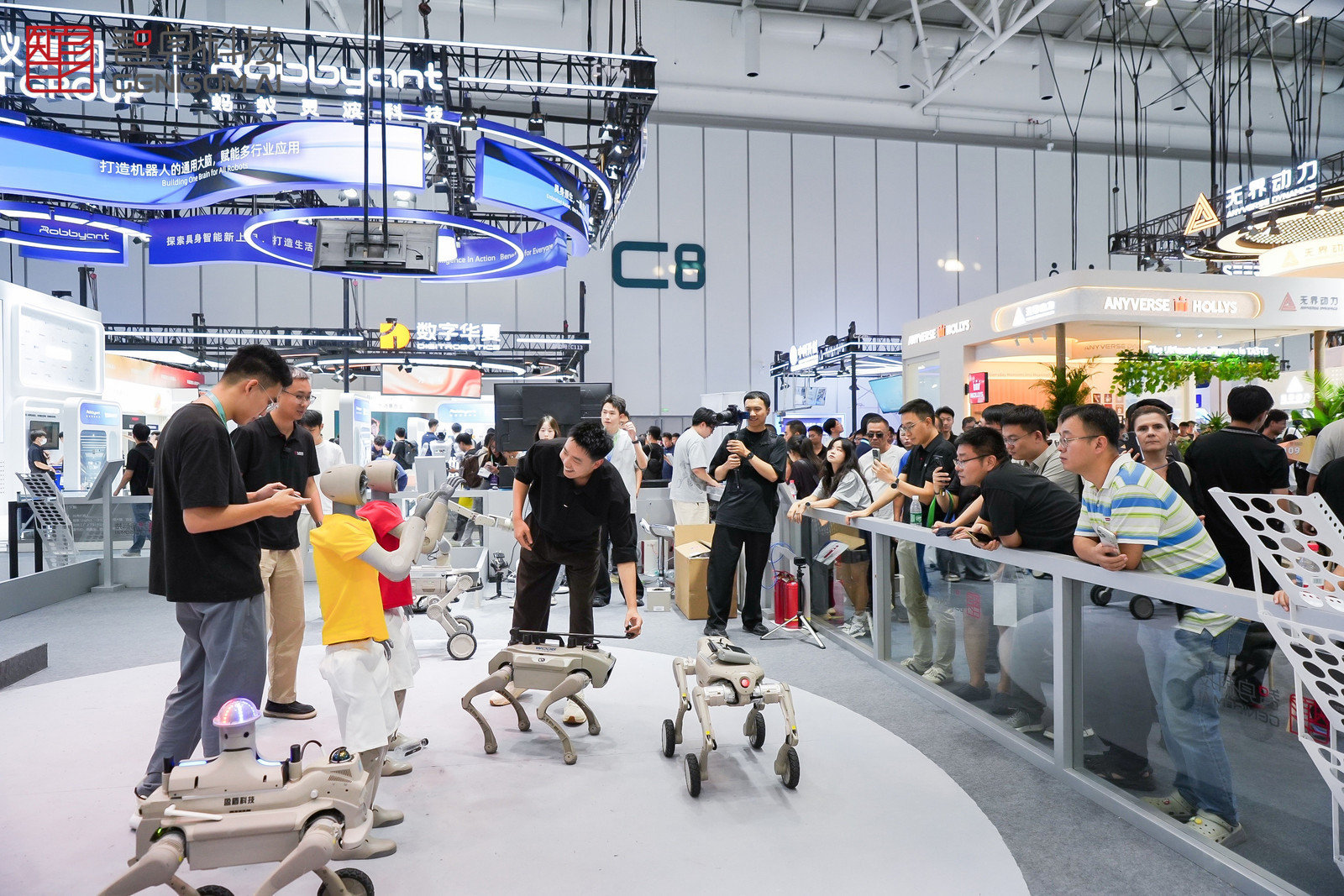 #北京WRC导盲犬和机器狗一起上岗了#不再是仅供观赏的展品，机器人终究是要落地干活，智身科技这点做得真的很出彩#智身科技能干活的机器人# ​