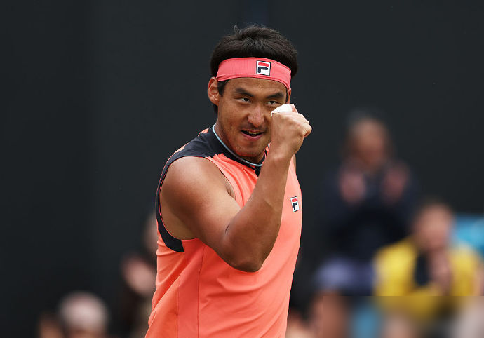 🎾🇨🇳布云朝克特止步美网第二轮
美网男单第二轮，🇨🇳布云朝克特以3-6、6-2、2-6、3-6不敌🇺🇸郑瑞，无缘第三轮争夺。
这场对决在美网赛场上挺罕见，算是一场特别的华裔面孔较量。击败小布的郑瑞，是个2004年出生的美籍华裔，父母都来自湖北。
最让人惊讶的是他的履历，人家是个纯正的常春藤学霸