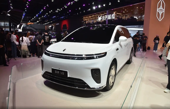 享界V8亮相成都车展，尺寸接近智界V9