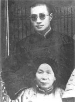 难得一见！20年代初期，刘伯承元帅和母亲合影。老一辈革命家为了中华民族的独立解放