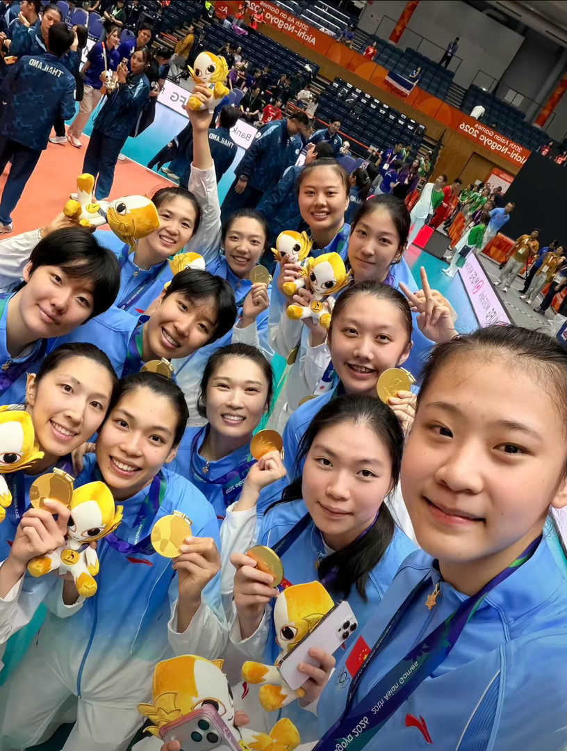 #亚运会[超话]#  中国女排拿下亚运会金牌！全队团结一心，攻防配合默契，顽强拼搏守住胜利，女排精神闪耀赛场！
#亚运会女排##亚运会# ​