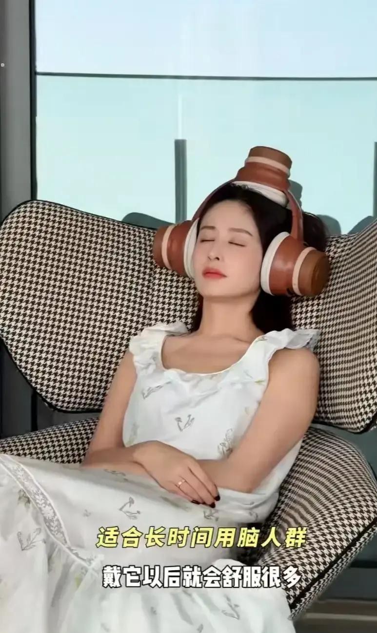 37岁的女演员头上冒出一大片白头发，换别人早就连夜做造型染黑了，颖儿偏不，直接顶着真白发去拍大特写。
内娱的女演员过了三十五岁有多尴尬？演小姑娘被骂装嫩，演当妈的又嫌你不够老态，卡在半截最难受。
当时在片场，镜头一推全是银丝，反光反得厉害。导演直摇头，化妆师急着用黑色喷雾往上抹，抹得像盖了一层死